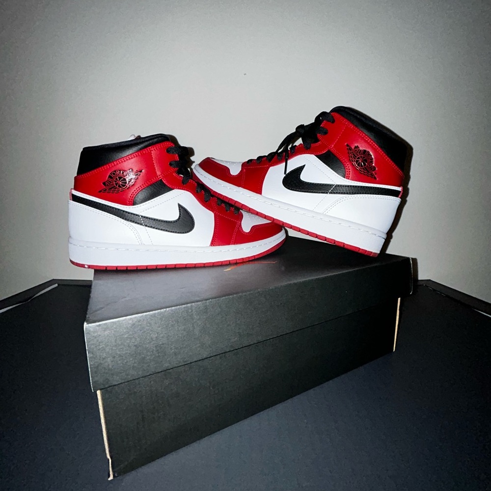 Jordan 1 Mid Chicago (2020)